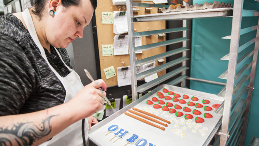 Aspen decorating cake elements.